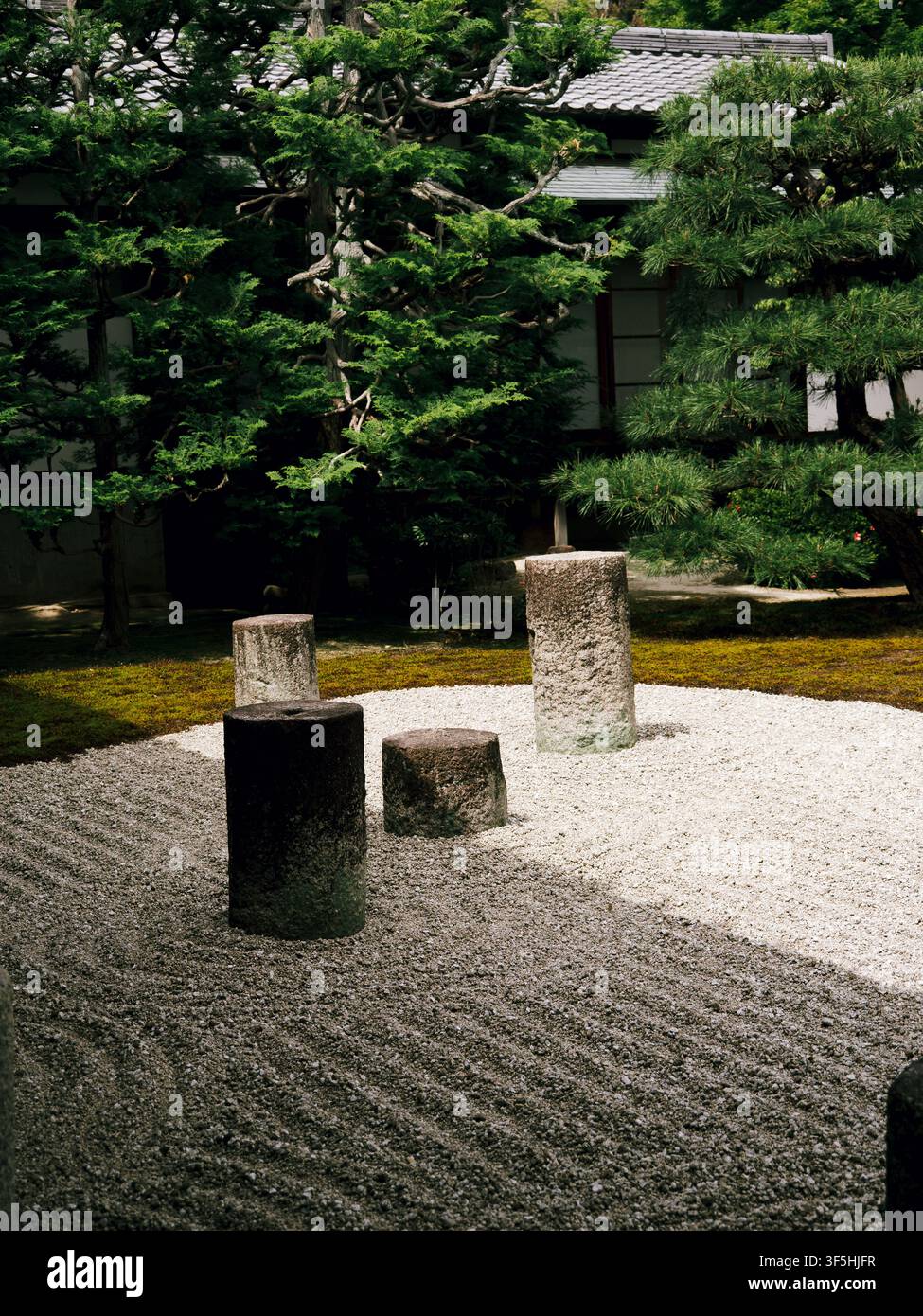 Geharkter Kies und Steinpfeiler in einem japanischen Zen-Garten mit Kiefern, Higashiyama, Kyoto Stockfoto