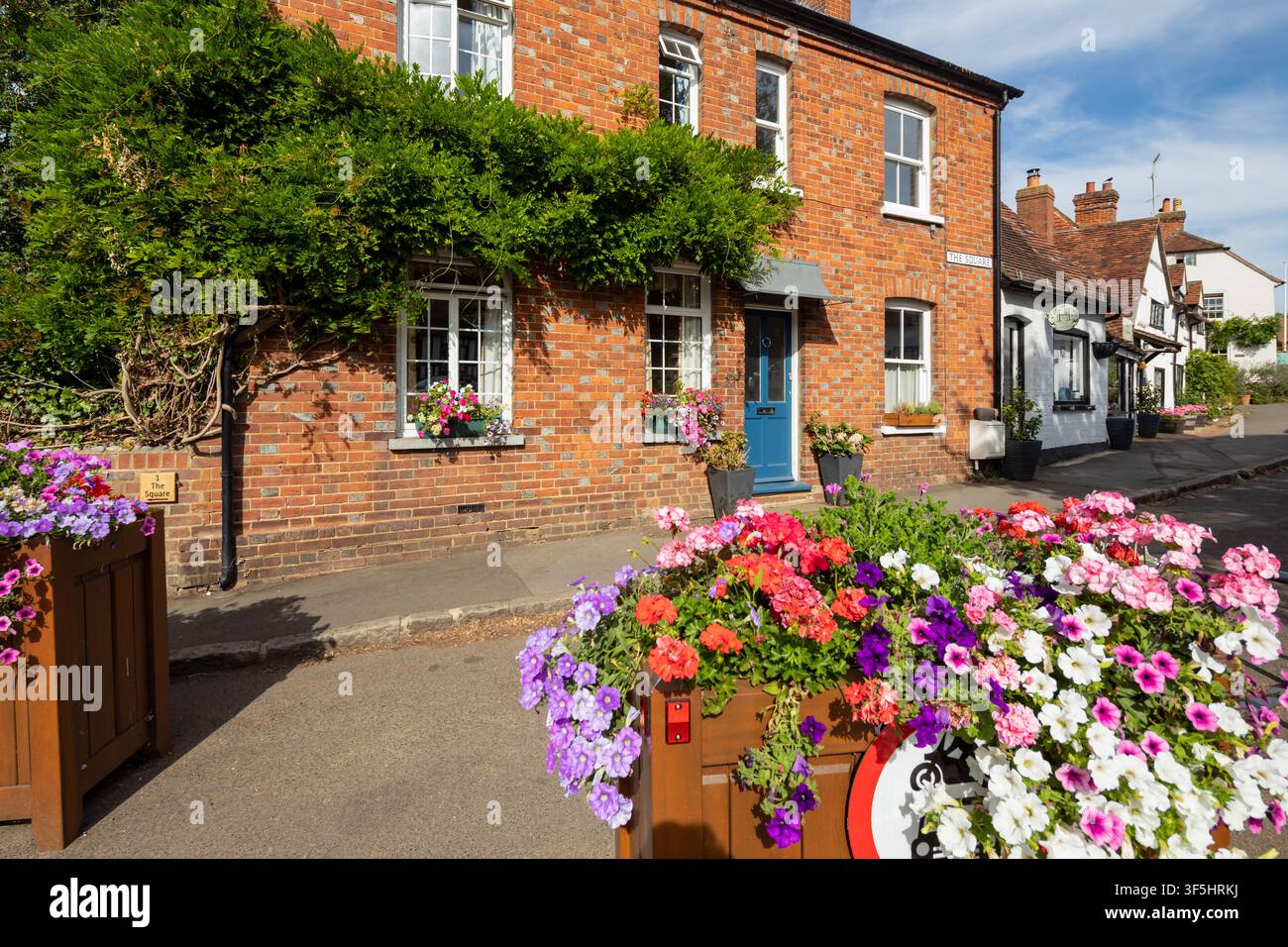 Somernachmittag im Dorf Shere, Surrey. Stockfoto