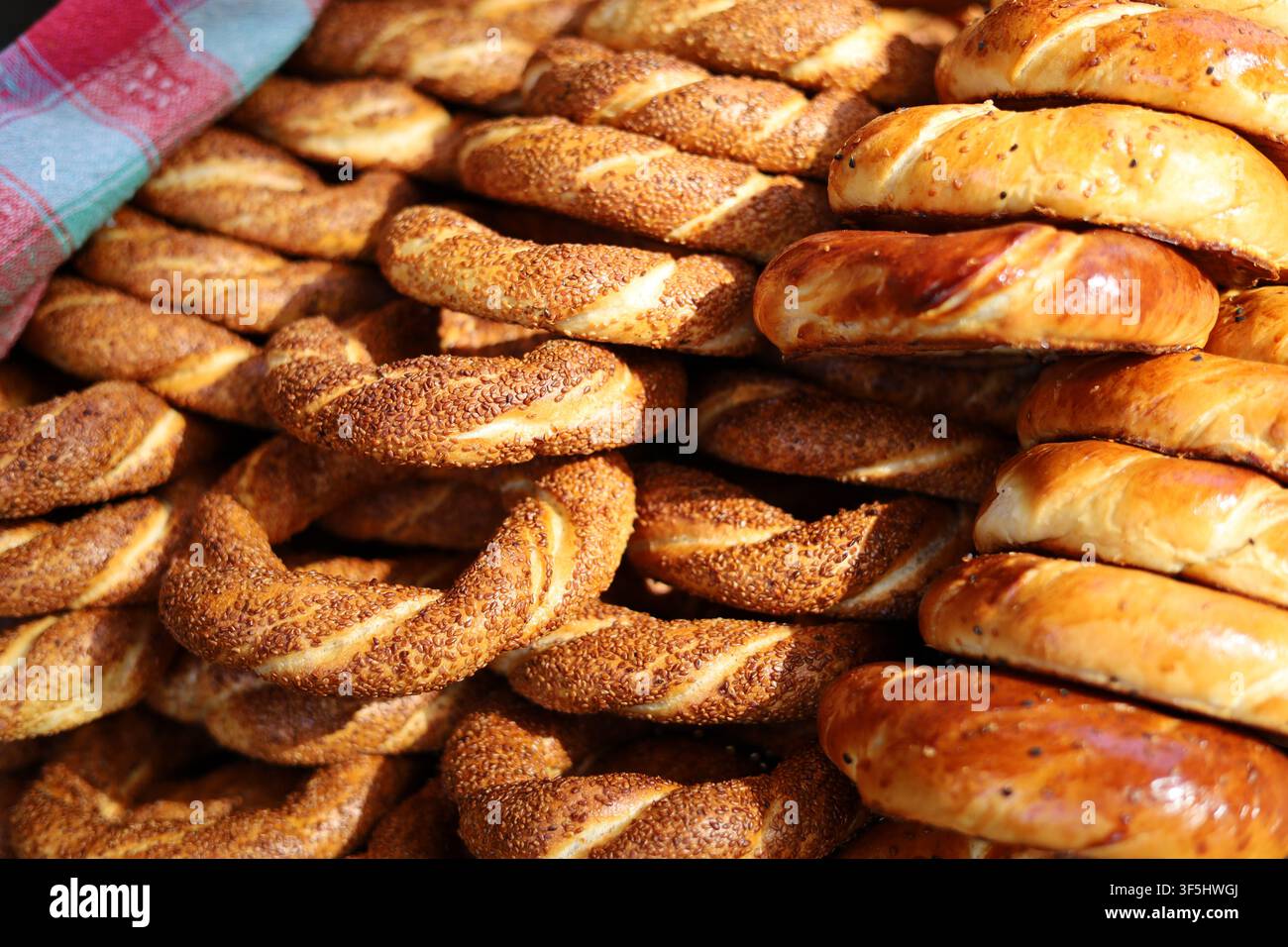 ein Haufen traditioneller türkischer Baguettes simit Stockfoto