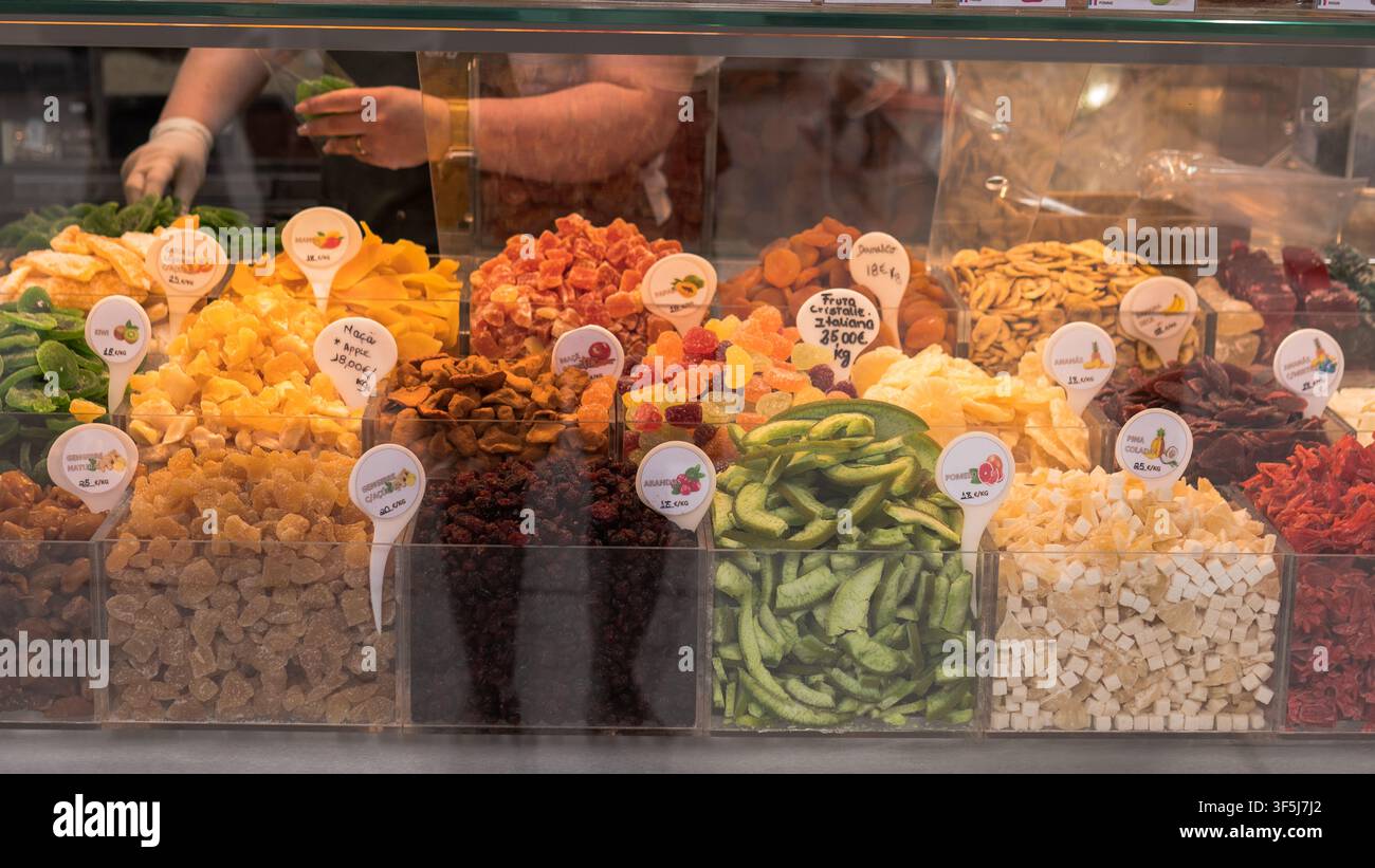Bunte Schalen mit kandierten und getrockneten Früchten mit handgeschriebenen Preisschildern in einer Lebensmittelauslage im Mercado do Bolhão, Porto, Portugal — Gesunde Snacks Stockfoto