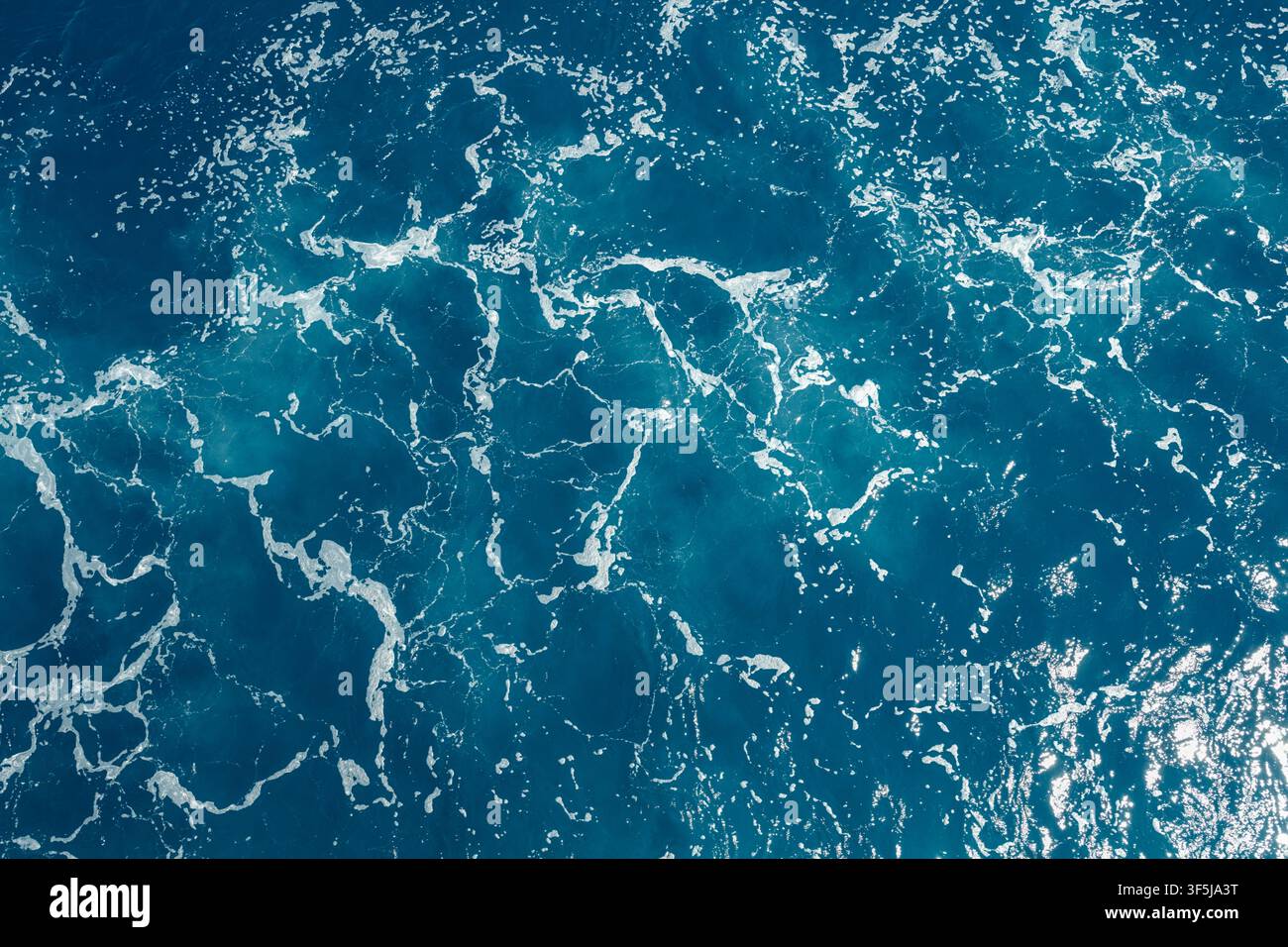 Blaue Wellen mit weißem Schaum, Kefalonia, Griechenland, Mittelmeer Stockfoto