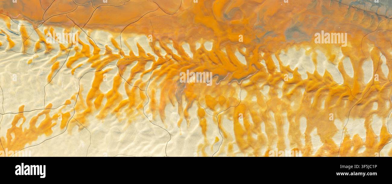 Luftbild zeigt lebendige Mineralmuster mit kunstvollen abstrakten Designs. Aufgenommen in der Nähe des Tailings-Teichs der Rio-Tinto-Kupfermine, Huelva Stockfoto