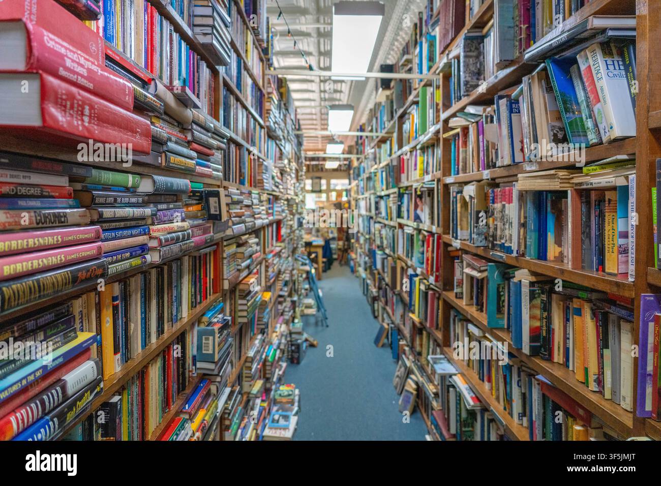 Lexington Virginia - 7. Juni 2026: Das Innere eines Secondhand-Buchladens mit überfüllten, überquellenden Regalen, gefüllt mit Büchern Stockfoto