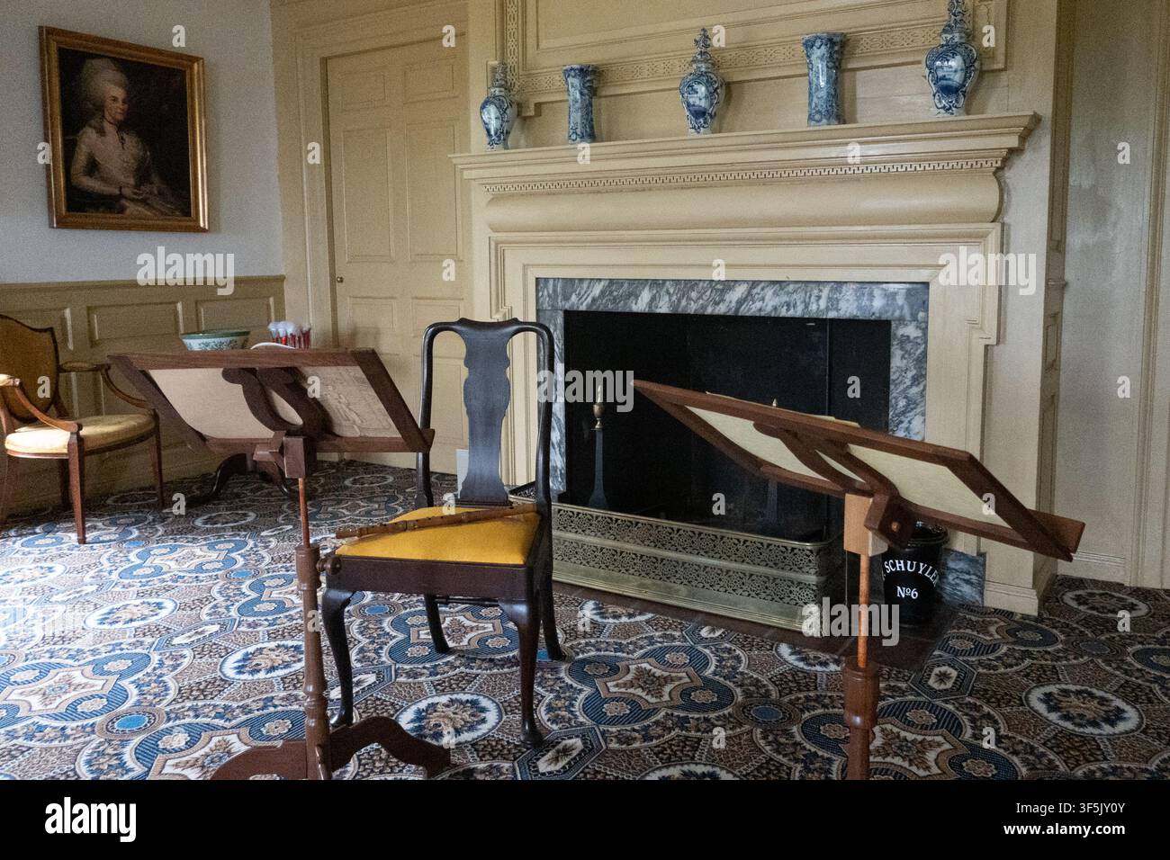 29. Juli 2026, Albany, New York, USA: Das Wohnzimmer, in dem Eliza Schuyler und Alexander Hamilton in der Schuyler Mansion heirateten, einem historischen Haus in der 32 Catherine Street in Albany, New York. Das Backsteinhaus ist heute ein Museum und ein offizielles National Historic Landmark. Die Schuyler Mansion war der Wohnsitz von Philip J. Schuyler, dem Major General des Unabhängigkeitskrieges, US-Senator, Agrarier und Geschäftsmann. Er und seine Frau, Catharine Van Rensselaer, stammten aus wohlhabenden und mächtigen niederländischen Familien. Zusammen zogen sie in diesem Haus acht Kinder groß. Das Haus wurde im georgianischen Stil erbaut und spiegelt Schuyle Stockfoto