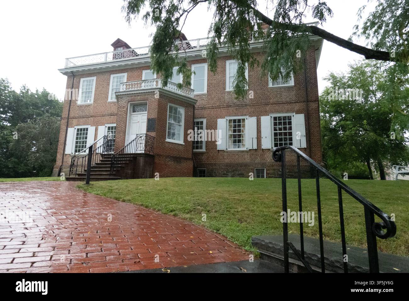 29. Juli 2026, Albany, New York, USA: Die Schuyler Mansion ist ein historisches Haus in der 32 Catherine Street in Albany, New York. Das Backsteinhaus ist heute ein Museum und ein offizielles National Historic Landmark. Die Schuyler Mansion war der Wohnsitz von Philip J. Schuyler, dem Major General des Unabhängigkeitskrieges, US-Senator, Agrarier und Geschäftsmann. Er und seine Frau, Catharine Van Rensselaer, stammten aus wohlhabenden und mächtigen niederländischen Familien. Zusammen zogen sie acht Kinder in diesem Haus auf. Das Haus wurde im georgianischen Stil erbaut, was Schuylers englische Vorlieben widerspiegelt, auf einer Klippe mit Blick auf den Hudson River. Ursprünglich si Stockfoto