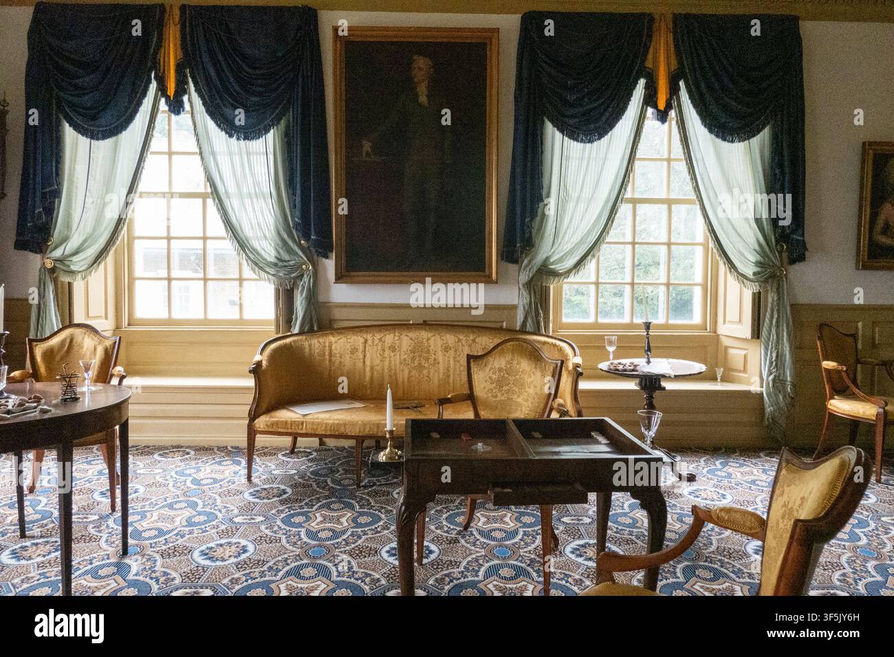 29. Juli 2026, Albany, New York, USA: Das Wohnzimmer, in dem Eliza Schuyler und Alexander Hamilton in der Schuyler Mansion heirateten, einem historischen Haus in der 32 Catherine Street in Albany, New York. Das Backsteinhaus ist heute ein Museum und ein offizielles National Historic Landmark. Die Schuyler Mansion war der Wohnsitz von Philip J. Schuyler, dem Major General des Unabhängigkeitskrieges, US-Senator, Agrarier und Geschäftsmann. Er und seine Frau, Catharine Van Rensselaer, stammten aus wohlhabenden und mächtigen niederländischen Familien. Zusammen zogen sie in diesem Haus acht Kinder groß. Das Haus wurde im georgianischen Stil erbaut und spiegelt Schuyle Stockfoto