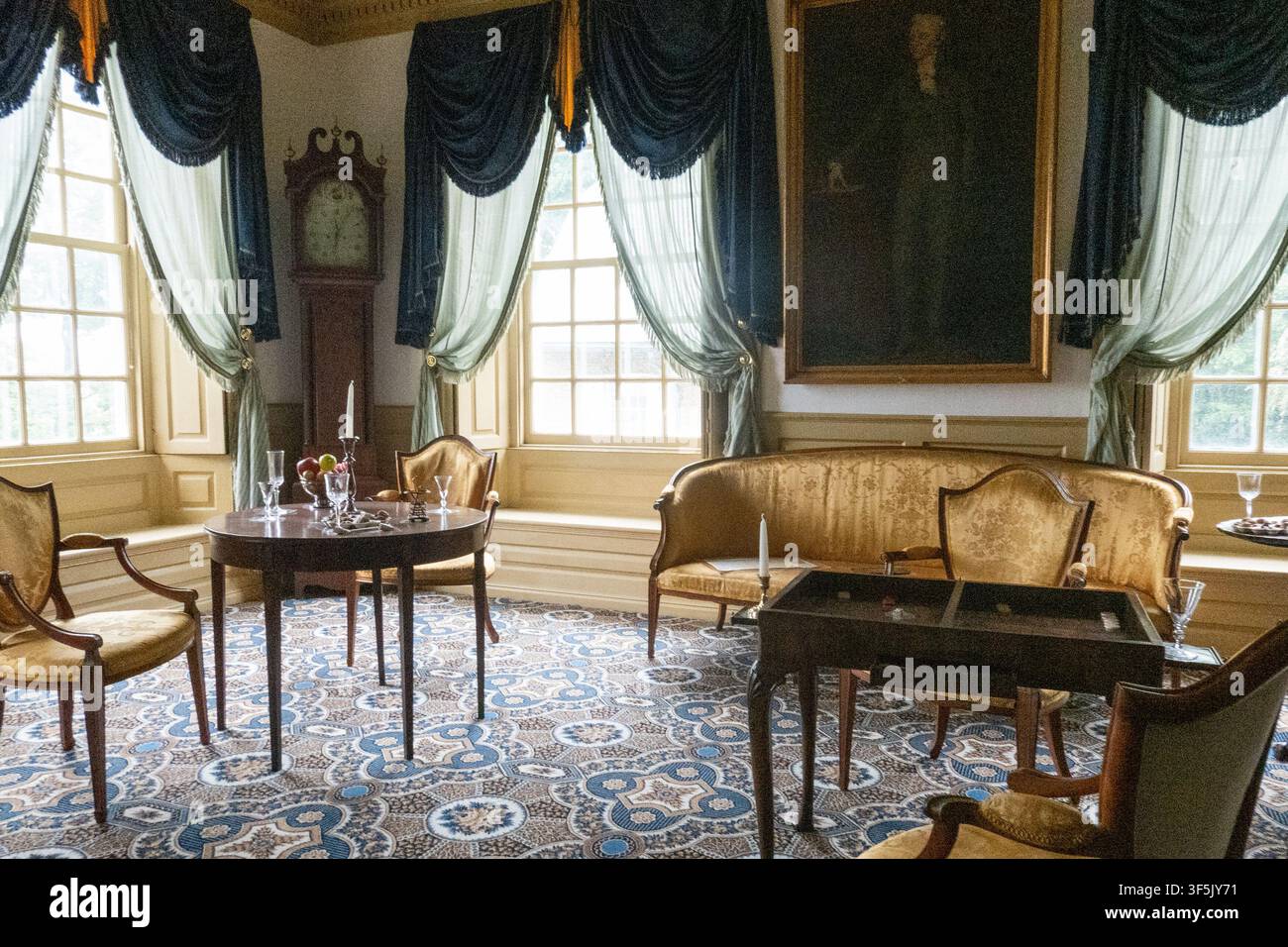29. Juli 2026, Albany, New York, USA: Das Wohnzimmer, in dem Eliza Schuyler und Alexander Hamilton in der Schuyler Mansion heirateten, einem historischen Haus in der 32 Catherine Street in Albany, New York. Das Backsteinhaus ist heute ein Museum und ein offizielles National Historic Landmark. Die Schuyler Mansion war der Wohnsitz von Philip J. Schuyler, dem Major General des Unabhängigkeitskrieges, US-Senator, Agrarier und Geschäftsmann. Er und seine Frau, Catharine Van Rensselaer, stammten aus wohlhabenden und mächtigen niederländischen Familien. Zusammen zogen sie in diesem Haus acht Kinder groß. Das Haus wurde im georgianischen Stil erbaut und spiegelt Schuyle Stockfoto