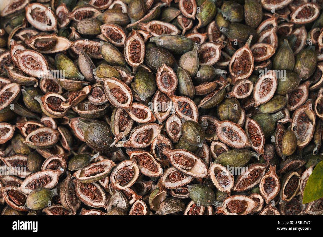 Nahaufnahme von weggeworfenen Passionsfrucht-Schalen und -Kernen auf einem Markt in Luang Prabang, Laos, die tropische Produkttexturen, lokale Esskultur und Stockfoto