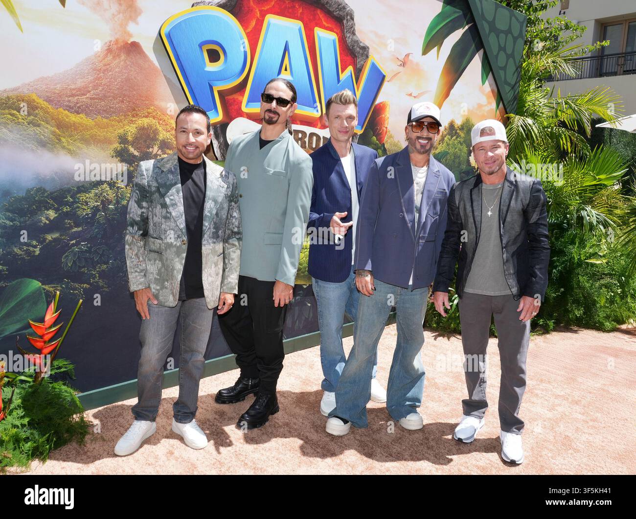 Los Angeles, USA. 02. Aug., 2026. (v.l.n.r.) Backstreet Boys - Howie Dorough, Kevin Richardson, Nick Carter, AJ McLean und Brian Littrell kommen zur Premiere von Paramount Pictures' PAW PATROL: THE DINO MOVIE im Paramount Pictures Studios in Los Angeles, CA am Sonntag, dem 2. August 2026 an. (Foto von Sthanlee B. Mirador/Sipa USA) Credit: Sipa USA/Alamy Live News Stockfoto