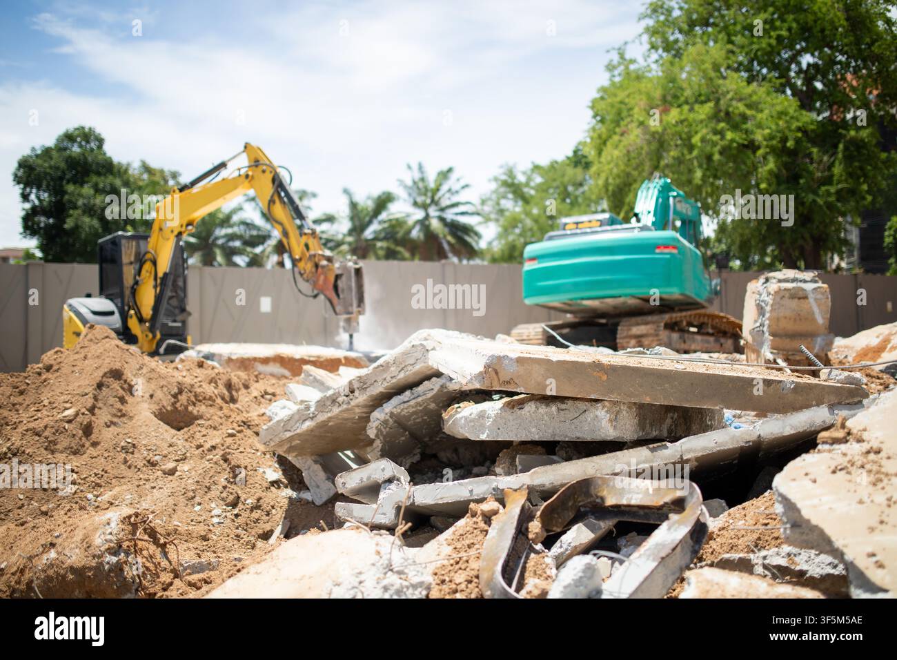 Nahaufnahme von zerbrochenen Betonplatten und Schutt, der auf einer Abbruchbaustelle aufgeschüttet ist Stockfoto