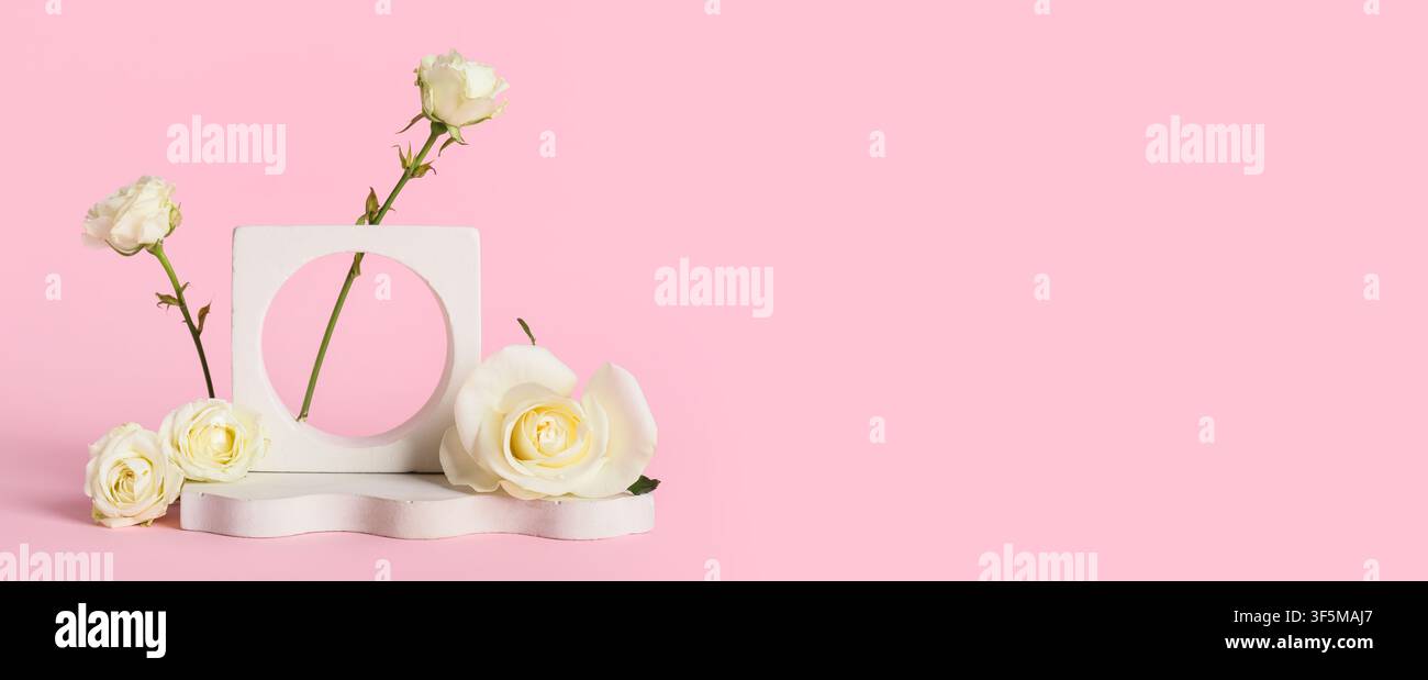 Weiße Rosen und geometrisches Podest auf pinkem Hintergrund für Produktpräsentation und Kosmetikwerbung, die weichen Pastellfarben und frischen Blumenelemente e Stockfoto