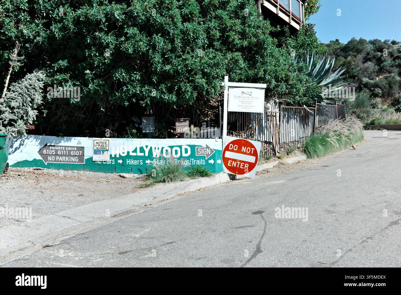Handgemaltes Hollywood-Zeichen-Direktionsmural mit Privatstraße und Immobilien-Schildern, Los Angeles Stockfoto