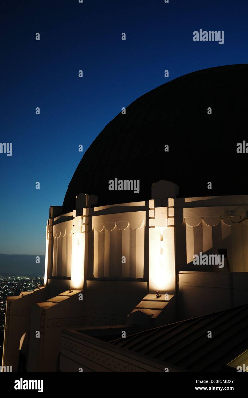 Nahaufnahme der leuchtenden Kranzleiste des Griffith-Observatoriums vor dem Nachthimmel, Los Angeles Stockfoto