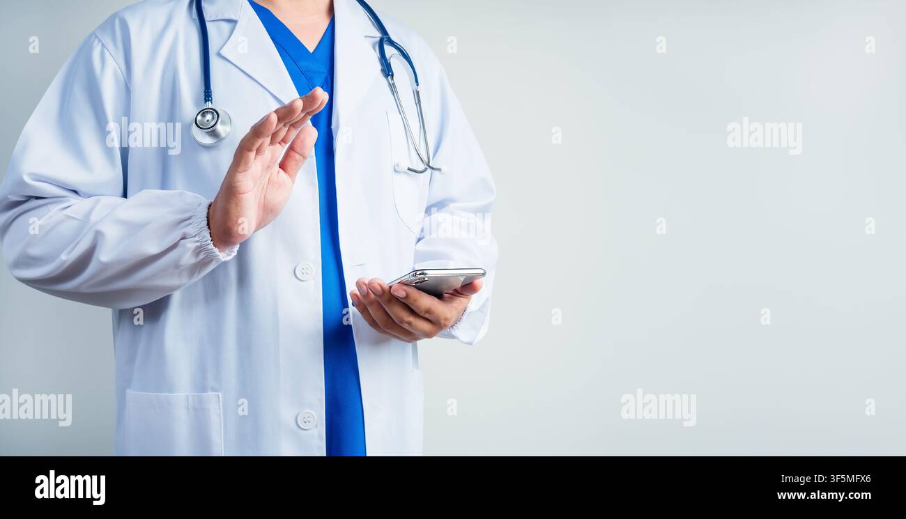 Arzt begrüßte Patienten über Smartphone. KI-Gesundheitsversorgung und Telemedizin, Online-Medizinkonsultation, digitale Gesundheit, Fernversorgung, Gesundheits-Apps, Medi Stockfoto