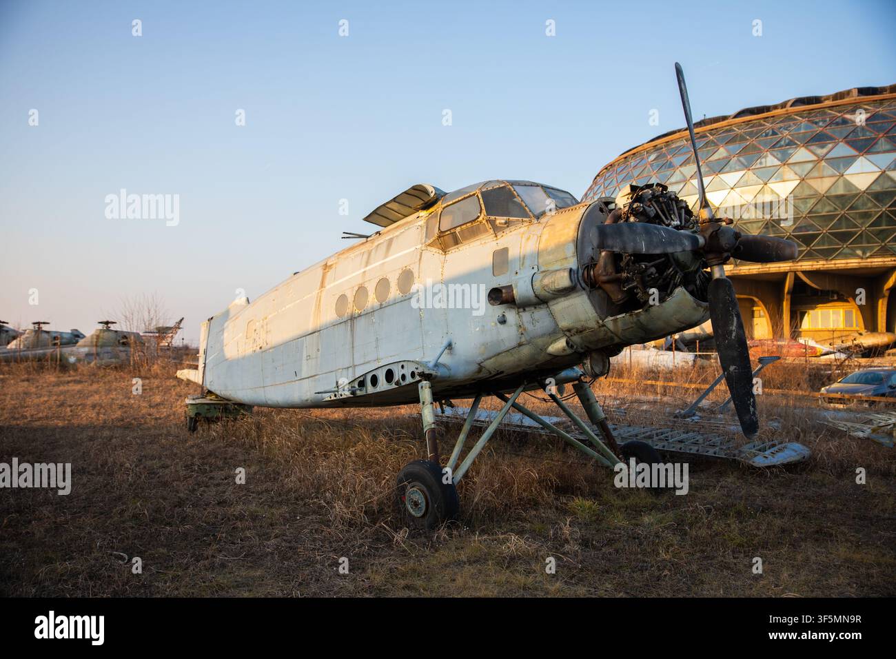 Belgrad, Serbien – 24. Januar 2020: Altes Flugzeug, das außerhalb des Luftfahrtmuseums in der Nähe des Nikola-Tesla-Flughafens in Belgrad, Serbien, ausgestellt ist. Stockfoto