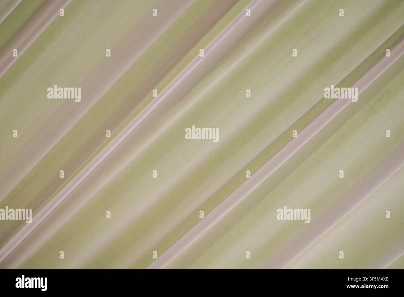 Plissee Stoffdecke mit diagonalen Streifen in Oliv und Beige. Ideal für Event- oder Hochzeits-Hintergründe. Stockfoto