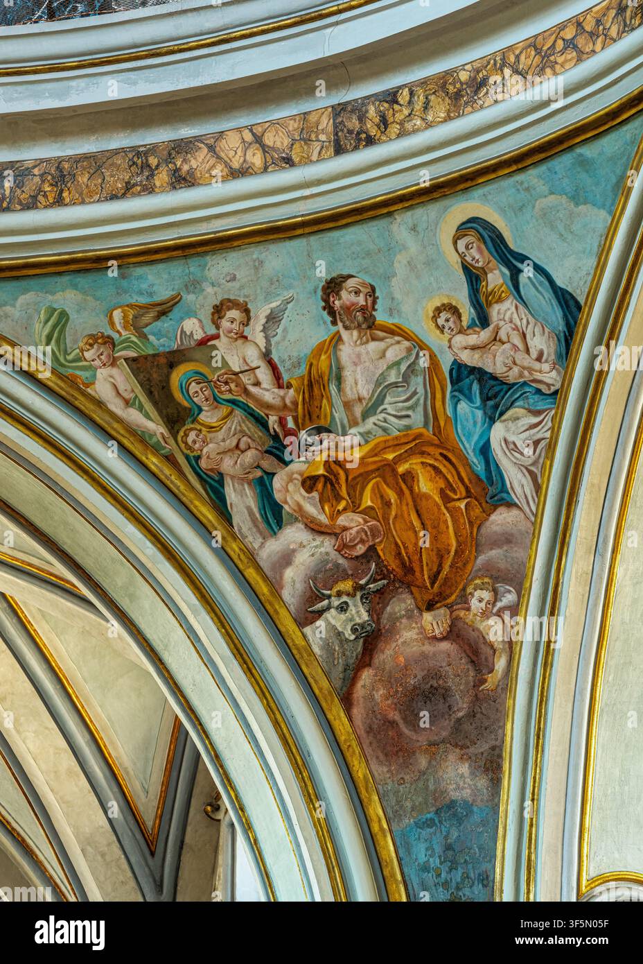 Barocker Deckenfresko von dem heiligen Lukas und der Madonna Odigitria in der Basilika von Maria Santissima della Madia. Monopoli, Provinz Bari, Puglia Stockfoto