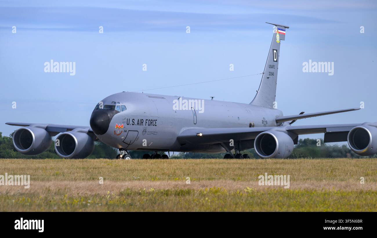 US Air Force KC-135 Stratotanker bereitet sich zur Abreise vom RAF Mildenhall, England, am Dienstag, dem 28. Juli 2026, vor Stockfoto