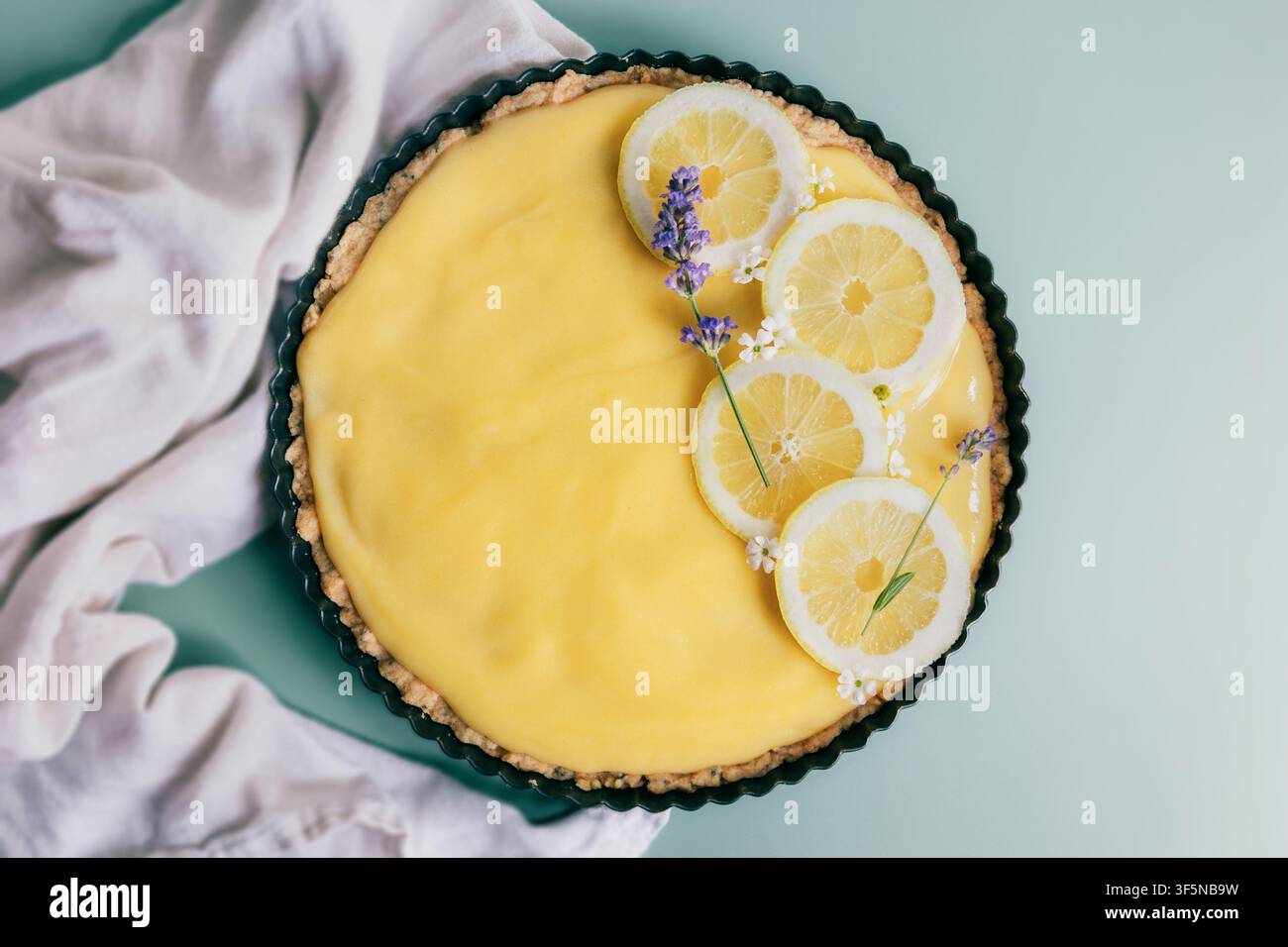 Hausgemachte Zitronencurd-Tarte mit Lavendelgarnitur Stockfoto
