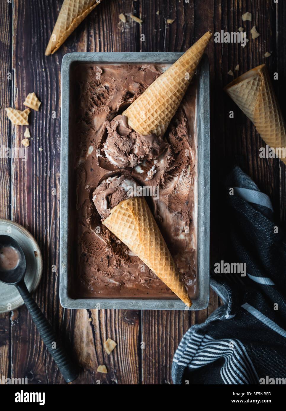 Flat Lay von Schokoladeneis und Waffeln auf Holztablett Stockfoto