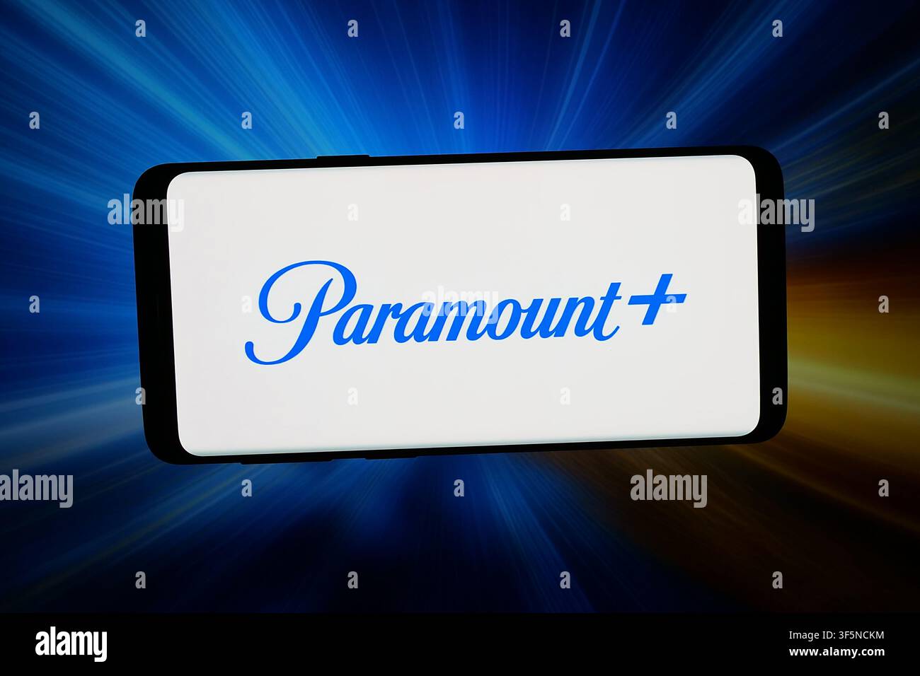 Stuttgart, Deutschland - 07-24-2026: In dieser Fotoillustration wird das Logo des US-Video-Streaming-Dienstes ParamountPlus auf einem Smartphone angezeigt Stockfoto