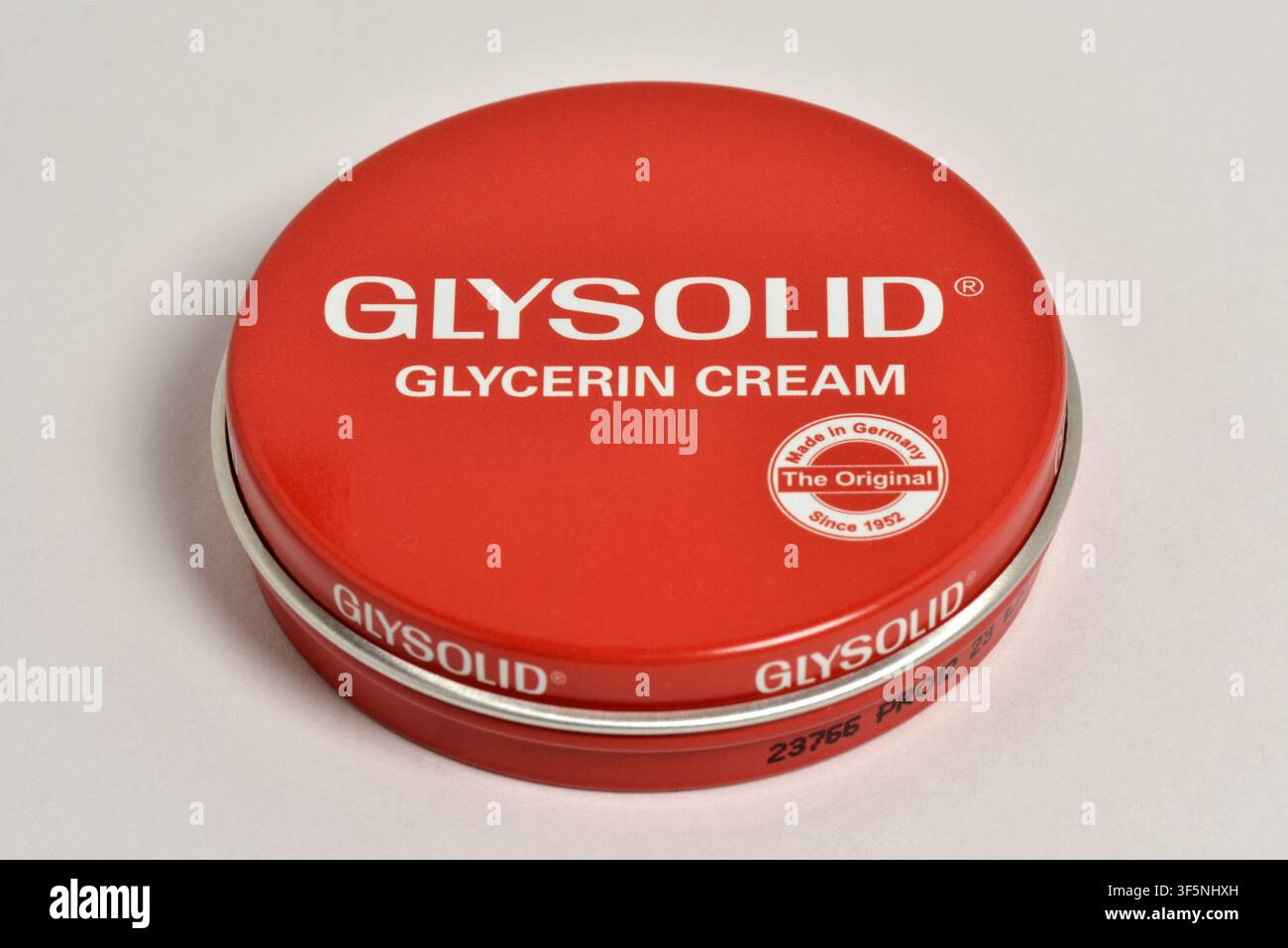 Glysolid-Glyzerin-Händecreme, rote Verpackung auf Weiß Stockfoto