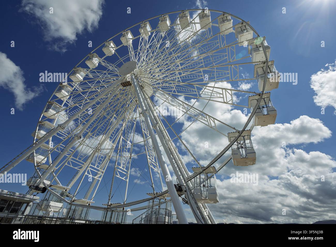 Riesiges Großrad vor dem Hintergrund eines blauen Himmels. Stockfoto
