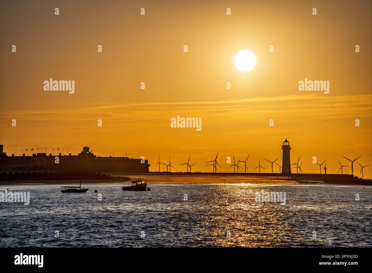 New Brighton Perch Rock Leuchtturm vor einer hellroten untergehenden Sonne an der Mersey Stockfoto