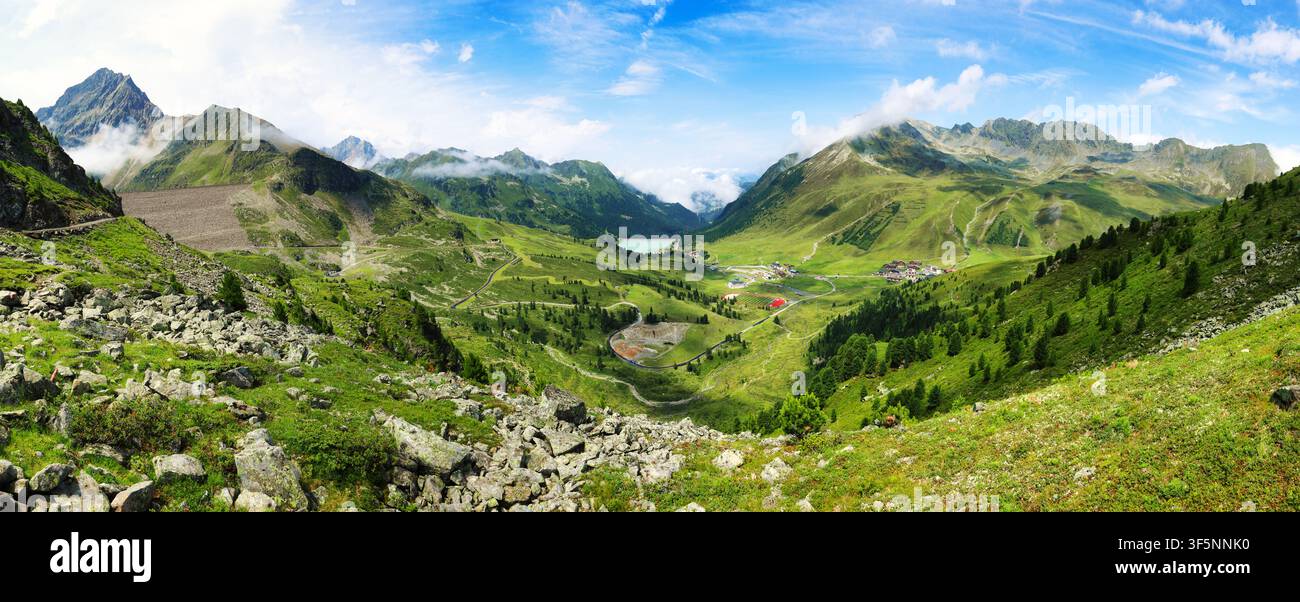 Wunderbare Panoramablick auf die Tiroler Berge mit Alpendämmen: Speicher Finstertal links und Speicher Längental rechts in Kuhtai in Tirol Stockfoto