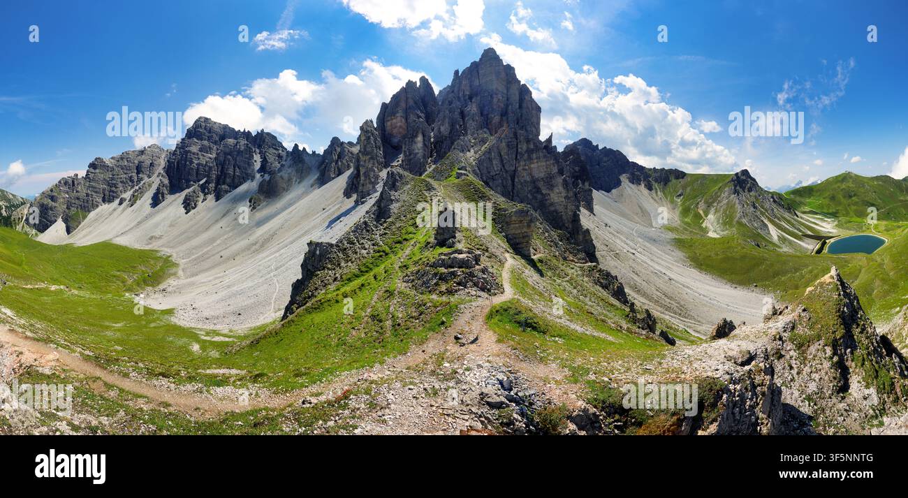 Spektakuläre grüne Berglandschaft der Stubai-Alpen südlich von Innsbruck, Axamer Lizum. Tirol. Österreich Stockfoto
