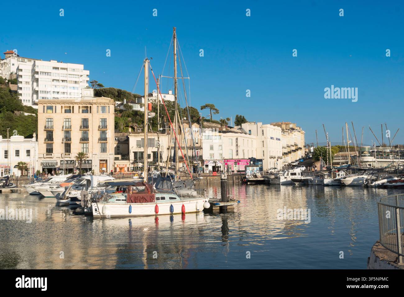 Yacht vertäut im Hafen von Torquay, Devon, England, UK Stockfoto