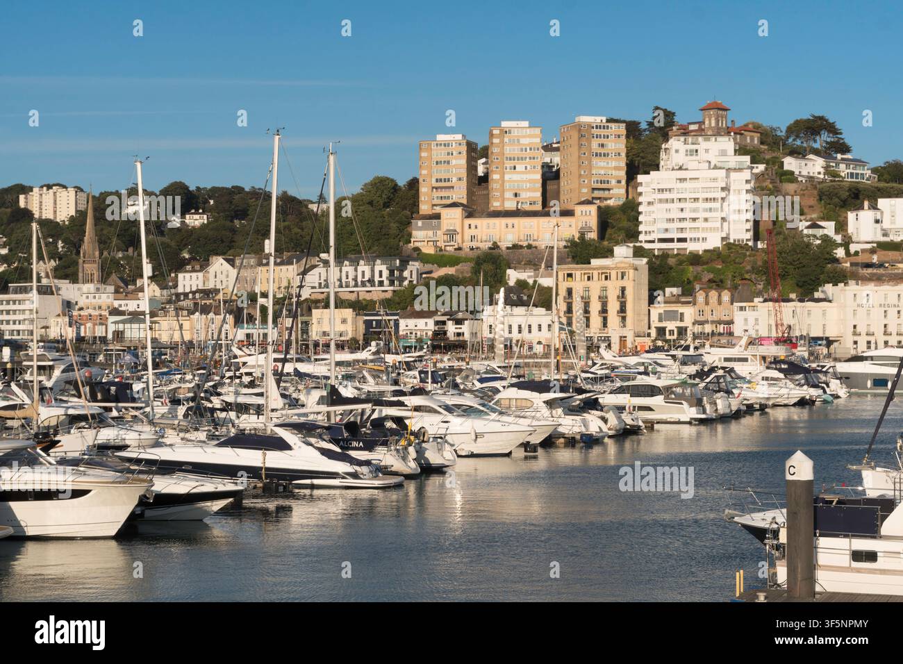 Boote, die im Yachthafen von Torquay, Devon, England, UK, festgemacht sind Stockfoto
