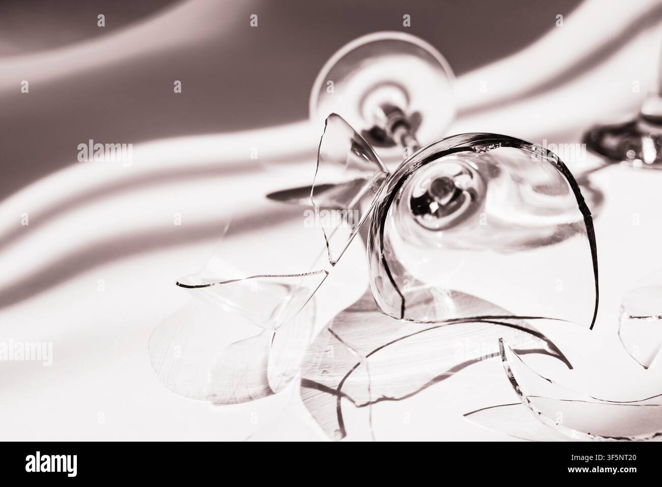 Zersplitterte Glasfragmente als Symbol für emotionalen Schmerz und Herzschmerz Stockfoto