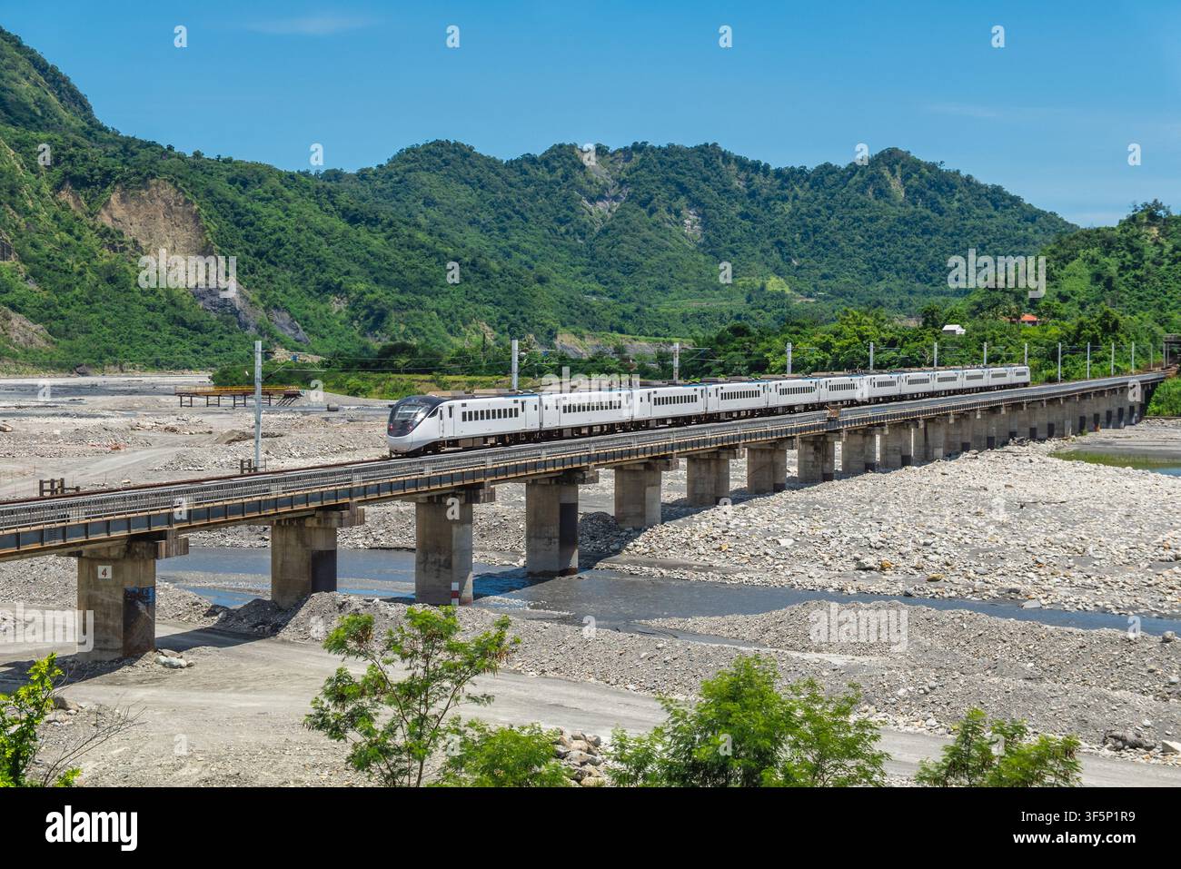 Zug überquert die Luya River Bridge im Landkreis Taitung, Taiwan Stockfoto