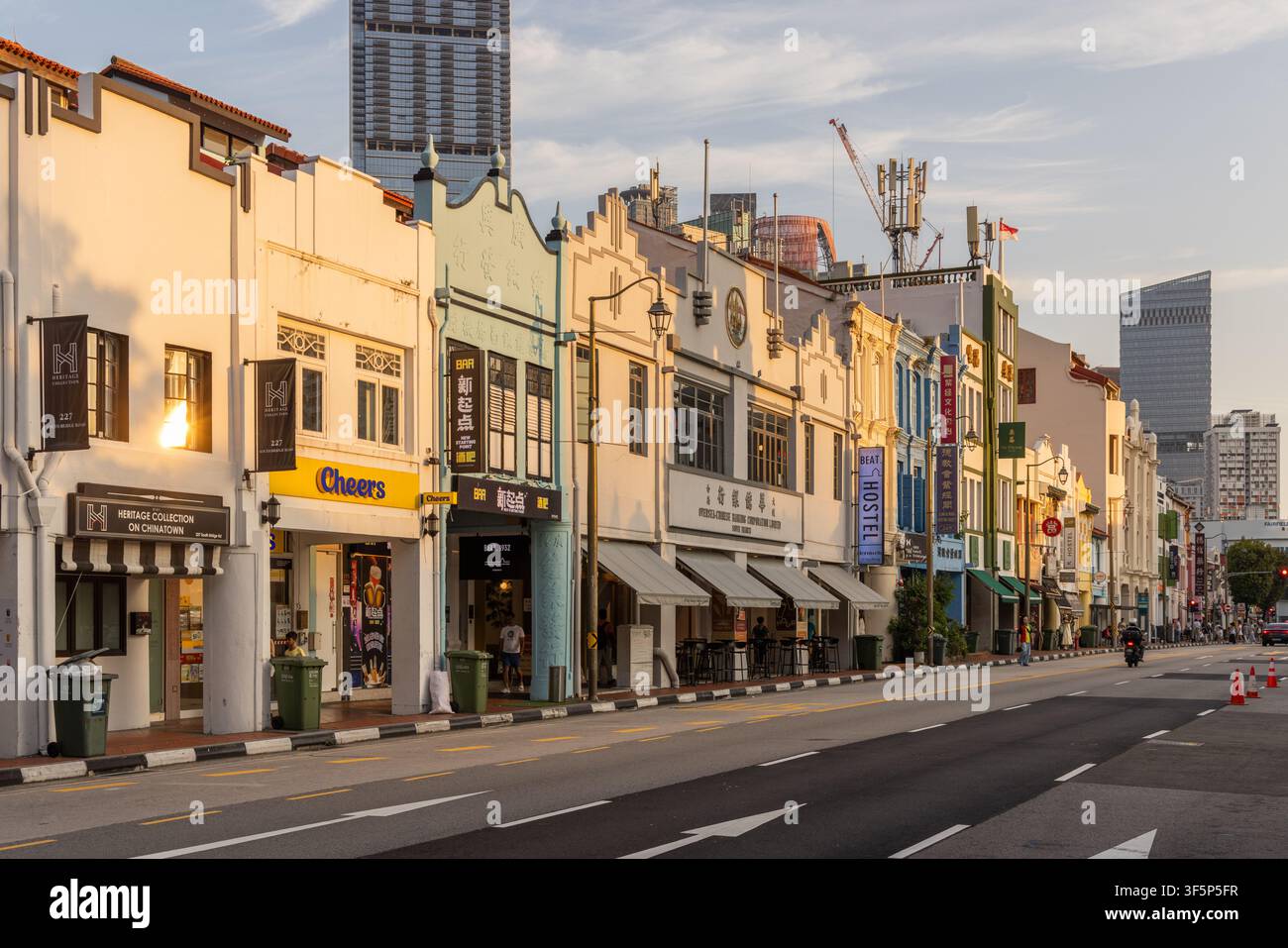 Historische Ladenhäuser entlang der South Bridge Road im Chinatown von Singapur bei Sonnenuntergang Stockfoto