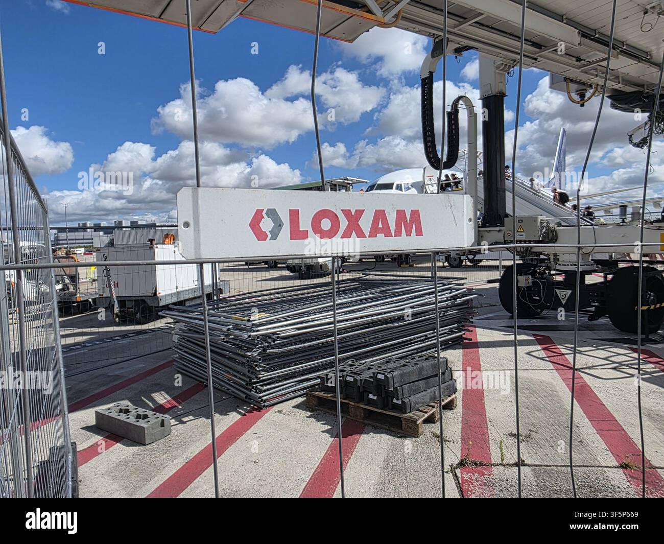Loxam-Logo auf einem Flughafen. Stockfoto