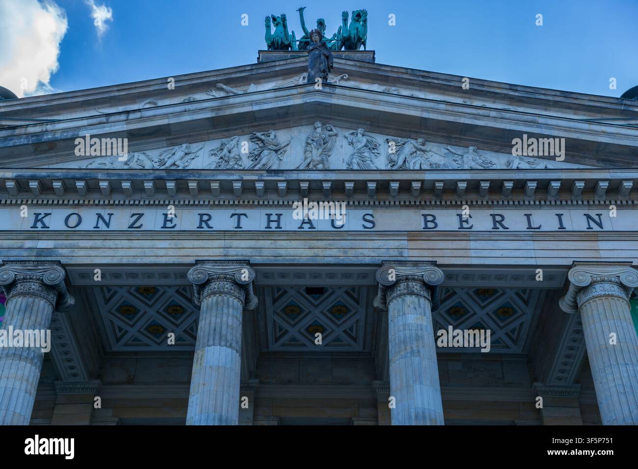 Nahaufnahme der neoklassizistischen Fassade des Konzerthauses Berlin am Gendarmenmarkt, Deutschland. Stockfoto