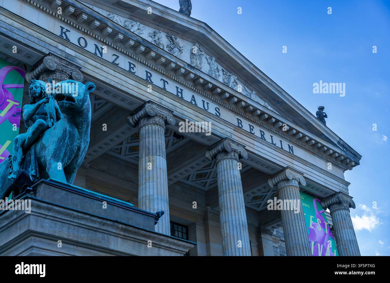 Niedrigwinkelaufnahme des Konzerthauses Berlin am Gendarmenmarkt, Deutschland. Stockfoto