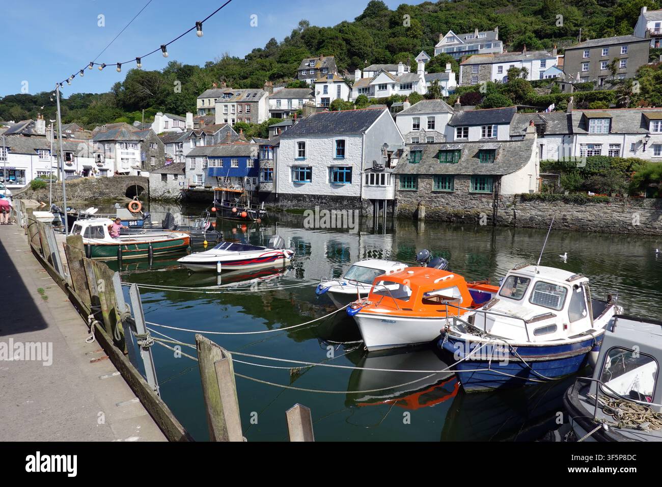 Blick über den Hafen von Polperro, Cornwall, im Sommer Stockfoto