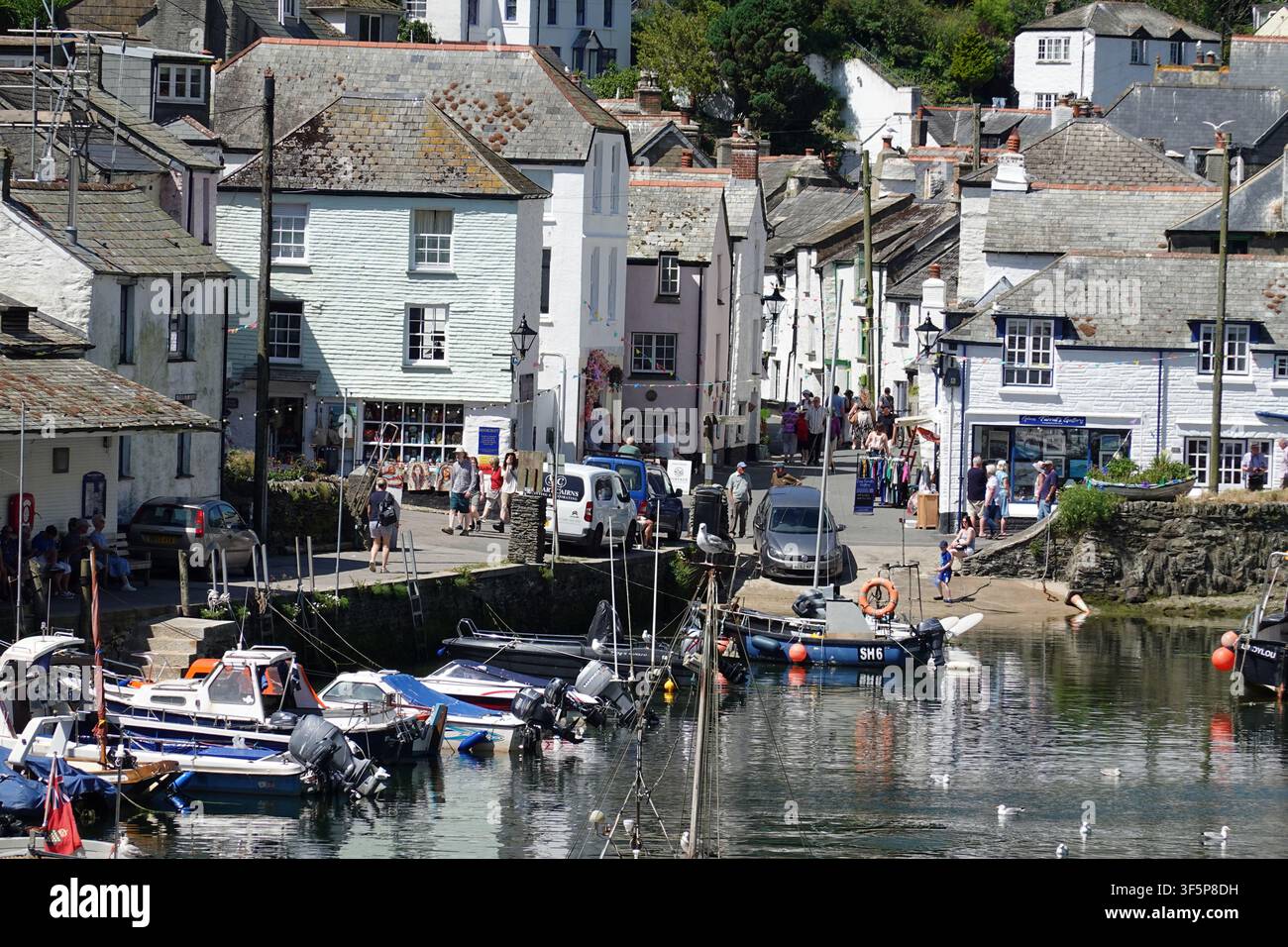 Blick über den Hafen von Polperro, Cornwall, im Sommer Stockfoto