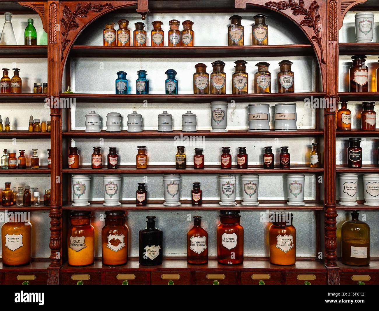 Sammlung von Behältern für chemische Substanzen auf Regalen in einer alten Vintage-Apotheke. Stockfoto