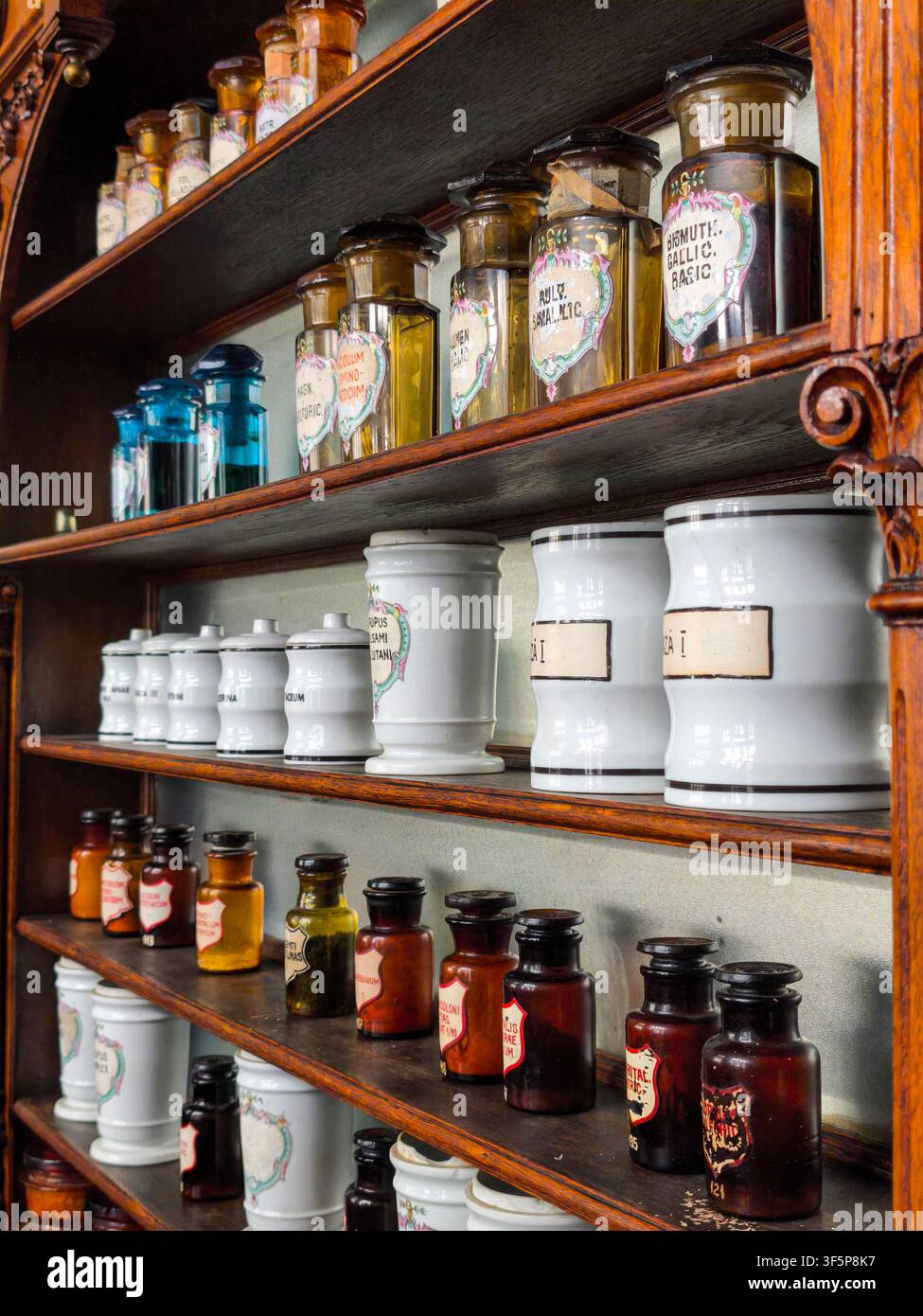 Sammlung von Behältern für chemische Substanzen auf Regalen in einer alten Vintage-Apotheke. Stockfoto