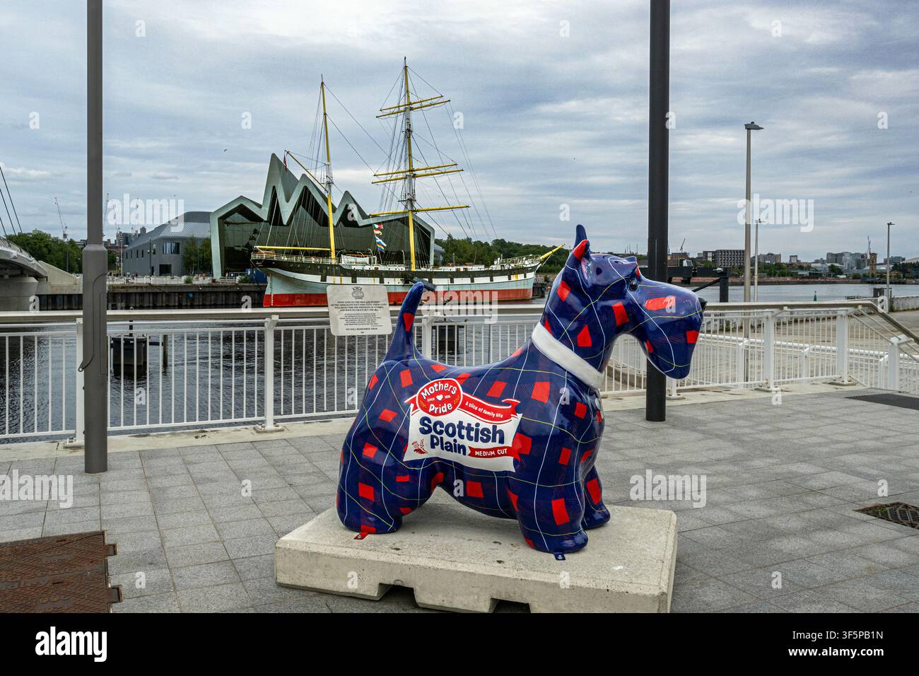 Scottie-Hund-Skulptur – Mothers Pride, die Mothers Pride gewöhnliches geschnittenes Brot, das bei Schotten im Vergleich zu anderem Brot beliebt ist Stockfoto