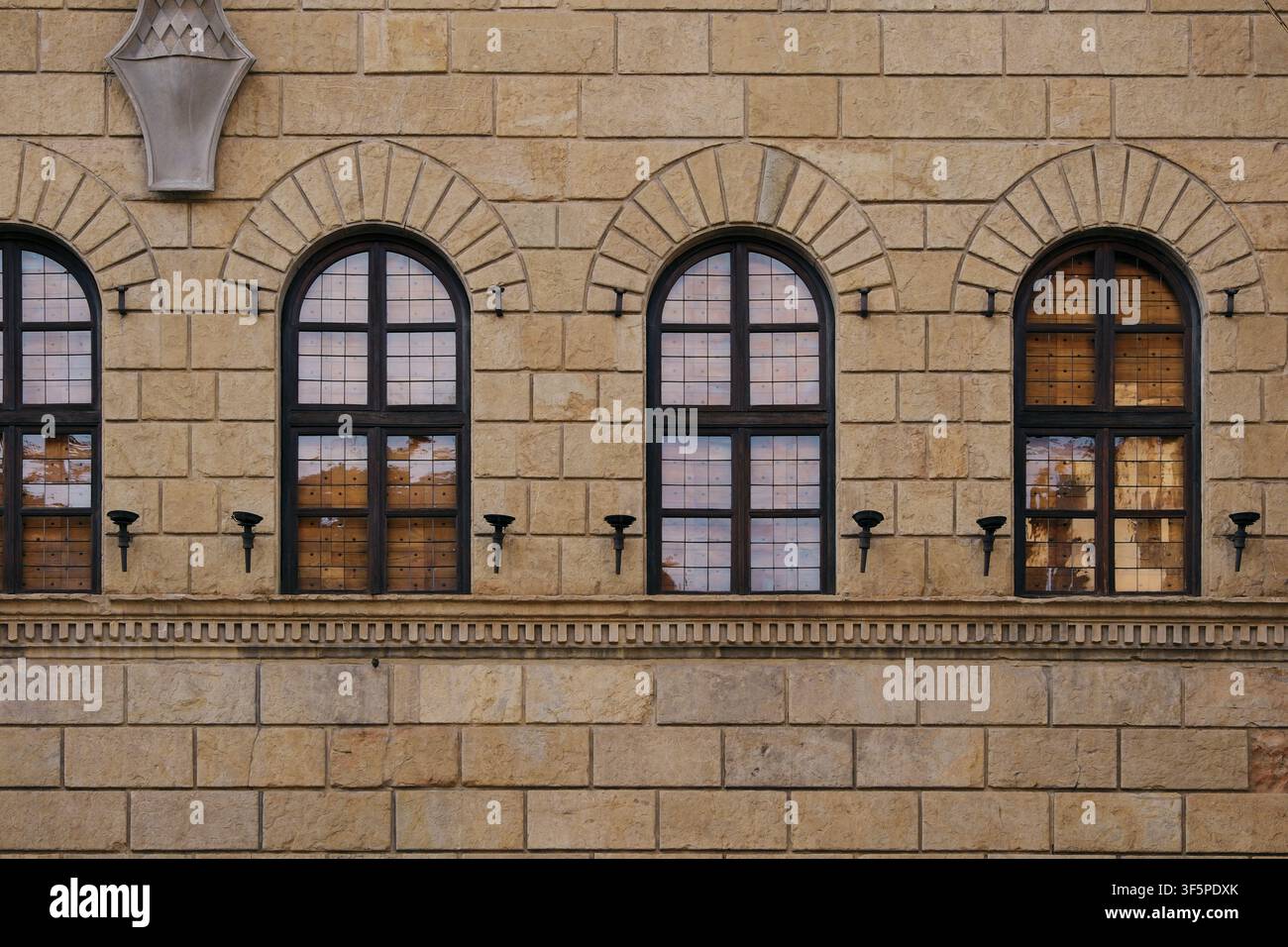 Renaissance-Palastfassade mit symmetrischen Bogenfenstern und rustizierten Steinmetzarbeiten in Florenz, Toskana, Italien. Stockfoto