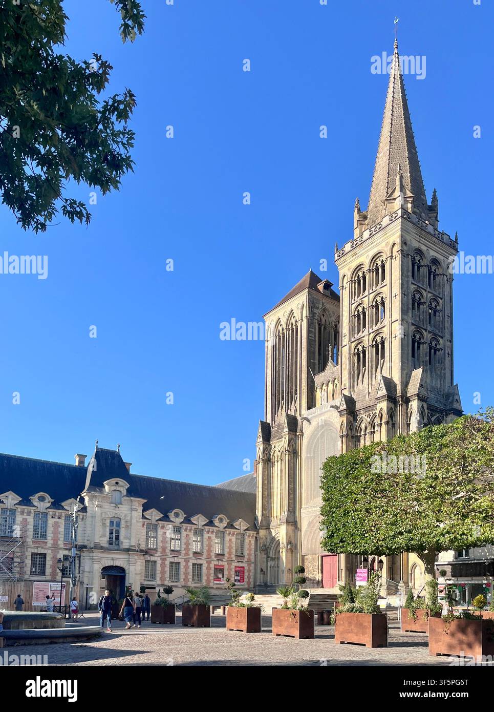 Außenansicht der Kathedrale von Lisieux in Lisieux, Normandie, Frankreich. - Smartphone-aufgenommenes Stockfoto