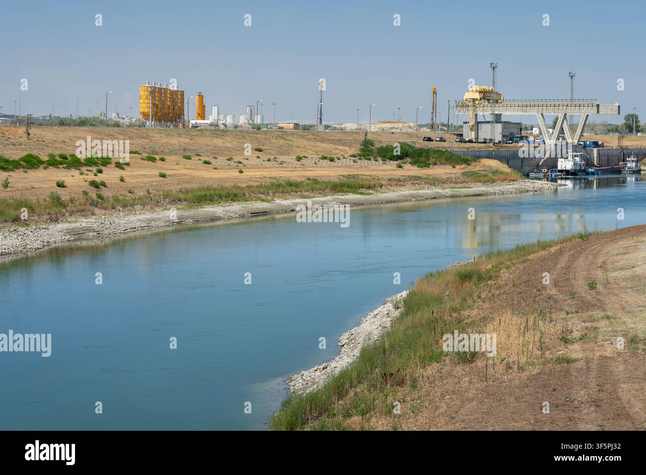 Der kalte Wasserkanal führt Donauwasser zur Aufbereitungsanlage des Kernkraftwerks Paks. Stockfoto