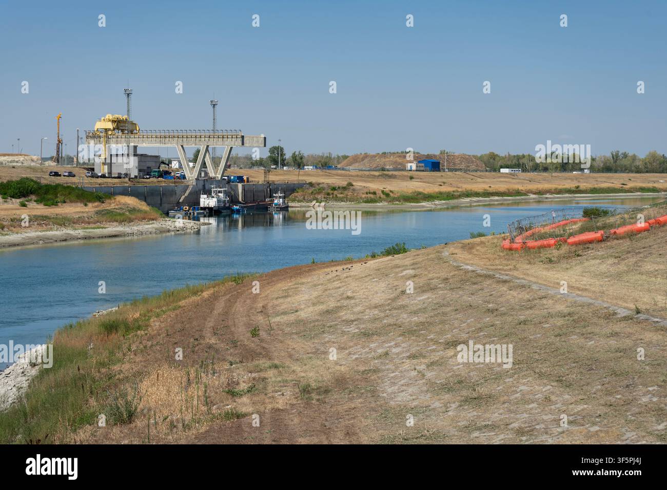 Der kalte Wasserkanal führt Donauwasser zur Aufbereitungsanlage des Kernkraftwerks Paks. Stockfoto