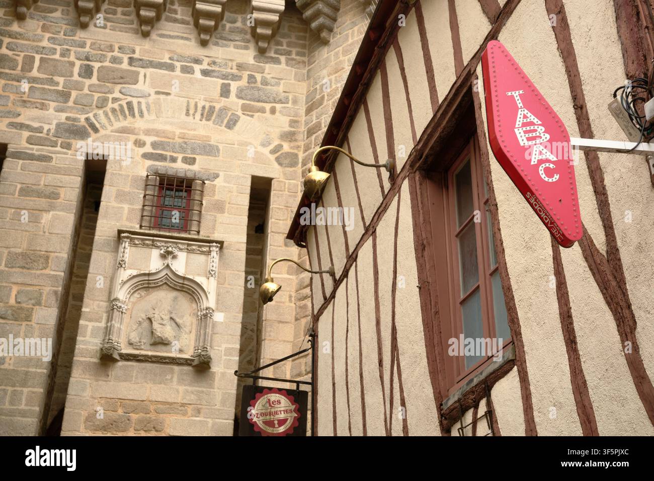 Ein französisches Tabakgeschäft vor dem Pförtnerhaus zum historischen Zentrum von Vannes, Frankreich. Stockfoto