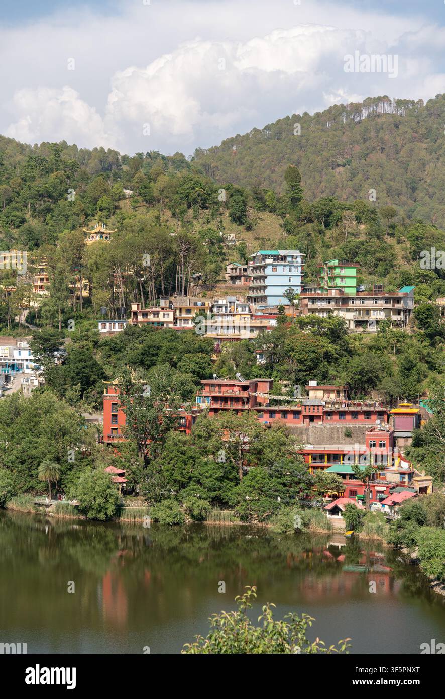 Mandi, Himachal Pradesh, Indien - 16. Mai 2026: Eine vertikale Nahaufnahme des Rewalsar-Sees (Tso Pema) mit den umliegenden farbenfrohen Stadtgebäuden. Stockfoto