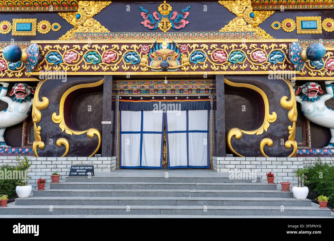 Mandi, Himachal Pradesh, Indien – 16. Mai 2026: Eine Nahaufnahme, die sich auf den kunstvoll verzierten Eingangsteil der Padmasambhava-(Guru-Rinpoche)-Statue konzentriert. Stockfoto